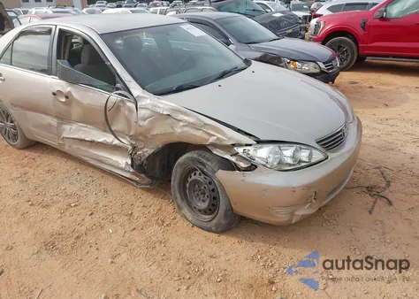 2005 Toyota Camry Le z USA, uszkodzony, nr VIN 4T1BE32KX5U973974